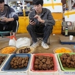 　中国雲南省昆明市の市場で黒トリュフを売る人たち＝１０月（共同）