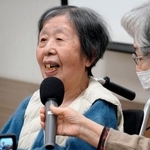 　紙芝居の上演会に参加した松谷英子さん＝１３日午前、長崎市