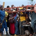 　コンゴ東部の南キブ州の戦闘を逃れ、隣国ブルンジに到着した人たち＝１１日（ＡＰ＝共同）