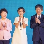 　台湾・台中市に完成した大型文化施設の開館式典に出席した（右から）「ＳＡＮＡＡ」の西沢立衛氏、妹島和世氏。左は台中市の盧秀燕市長＝１３日（共同）