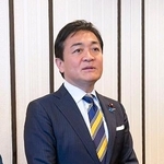 　記者団の取材に応じる国民民主党の玉木代表＝１３日午後、鹿児島市