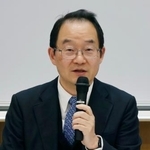 　記者会見する奈良県立医大の松本雅則教授＝１３日午後、奈良県橿原市