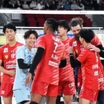 　サントリー-大産大　得点を喜ぶサントリーの選手たち＝東京体育館