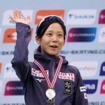 　スピードスケートのＷ杯第４戦女子１５００メートルで今季初優勝し、表彰式で手を振る高木美帆。４度目の冬季五輪代表を確実とした＝１２日、ノルウェー・ハーマル（共同）