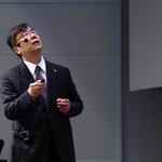 　ストックホルム近郊のウプサラ大で講演する坂口志文さん＝１３日（共同）