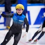 　女子１５００メートルで優勝し、ガッツポーズする長森遥南＝東京辰巳アイスアリーナ