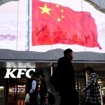 　中国上海市の繁華街で大型画面に映し出された中国国旗＝１１月