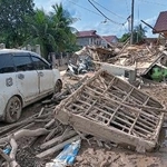 　インドネシア・スマトラ島のアチェで、鉄砲水の被害を受けた車両＝１２日（ゲッティ＝共同）