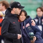 　女子１０００メートルで優勝し、コーチと抱き合う高木美帆（右）。１５００メートルに続いてミラノ・コルティナ冬季五輪代表入りを確実にした＝ハーマル（共同）