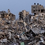 　がれきと崩壊した建物＝８日、ガザ南部ラファ（ロイター＝共同）