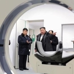 　北朝鮮の北西部亀城で完工した病院を視察する金正恩朝鮮労働党総書記（中央）＝１３日（朝鮮中央通信＝共同）