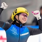 　女子１０００メートルで優勝し、喜ぶ長森遥南＝東京辰巳アイスアリーナ