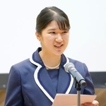 　千葉大看護学部創立５０周年の記念式典であいさつされる愛子さま＝１４日午後、千葉市（代表撮影）