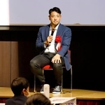 　「岩手読書感想文コンクール」表彰式に駆け付けた米大リーグ・エンゼルスの菊池雄星投手＝１４日午前、盛岡市