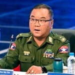 　１４日、ミャンマー最大都市ヤンゴンで記者会見する軍事政権のゾーミントゥン報道官（共同）