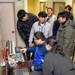 　放射線防護施設で測定した気圧を確認する研究チーム＝１４日午後、新潟県柏崎市