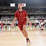 　サントリーに勝利し喜ぶＶ北海道の選手たち＝東京体育館