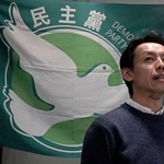 　記者会見に臨む香港民主派の代表的政党、民主党の羅健熙主席＝１４日、香港（共同）