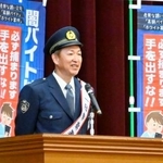 　愛知県警小牧署の一日署長に就任し、高校で講話する立浪和義さん＝１５日午前、小牧市