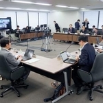 　厚労省で開かれた「高額療養費制度」に関する専門委＝１５日午前