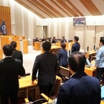 　尖閣諸島への上陸許可を政府に求める意見書を、賛成多数で可決した沖縄県石垣市議会＝１５日午後