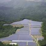 　阿蘇山に近い、熊本県小国町に設置された大規模太陽光発電所＝２０２３年５月