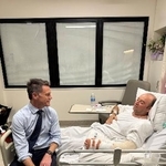 　入院したアハメドさん（右）を見舞った州首相＝１５日、シドニー（州首相のＸから、ロイター＝共同）