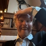 　フィンランドの連立与党議員が投稿した「つり目」ポーズの写真（本人のフェイスブックから、共同）