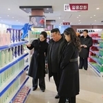 　平壌郊外江東郡で完工式が行われた、複合商業施設を視察する北朝鮮の金正恩朝鮮労働党総書記（中央）。娘（右）と妻（左）が同行した＝１５日（朝鮮中央通信＝共同）