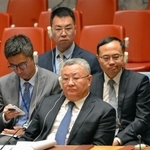 　国連安全保障理事会の会合に出席する中国の傅聡国連大使（手前）＝１５日、米ニューヨークの国連本部（共同）