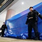 　事件のあった１４日、商業施設付近で警戒にあたる警察官＝福岡市中央区