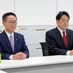 　会談に臨む国民民主党の古川税調会長（左）と自民党の小野寺税調会長＝１６日午後、国会