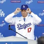 　ユニホームを着てドジャースの入団記者会見をする大谷翔平＝２０２３年１２月、ロサンゼルスのドジャースタジアム（共同）