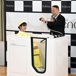 　「ミライ人間洗濯機」を実用化した高齢者施設向けの新製品。右はサイエンスの青山恭明会長＝１６日午後、大阪市淀川区