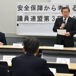 　「安全保障から考える未確認異常現象解明議員連盟」の総会で、あいさつする浜田靖一会長（右端）＝１６日午前、国会