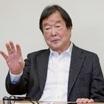 　インタビューに答える田中均元外務審議官