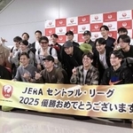 　優勝旅行の出発前に記念撮影する阪神の選手ら＝１６日、関西空港