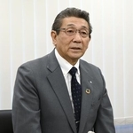 　記者会見する北海道神恵内村の高橋昌幸村長＝１６日午後、神恵内村