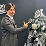 　契約更改交渉後、写真撮影に応じるロッテの藤原＝１６日、ＺＯＺＯマリンスタジアム