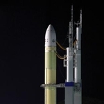 　発射地点に移動するＨ３ロケット８号機＝１６日夜、鹿児島県の種子島宇宙センター