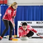 　混合ダブルス１次Ｌ　フィンランド戦の第２エンド、ショットを放つ青木豪。左は小穴桃里＝ケロウナ（共同）