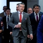 　１６日、米ワシントンで、議会への説明に向かうヘグセス国防長官（ＡＰ＝共同）