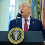 　米ホワイトハウスで記者団に話すトランプ大統領＝１５日（ゲッティ＝共同）