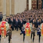 　北朝鮮の２代目最高指導者、金正日総書記の命日に当たる１７日に平壌の錦ス山太陽宮殿を訪れた金正恩朝鮮労働党総書記（中央）（朝鮮中央通信＝共同）