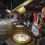 　ローマの地下鉄Ｃ線で開業した新駅で、工事中に見つかった古代の遺物などに見入る人たち＝１６日、ローマ（ゲッティ＝共同）