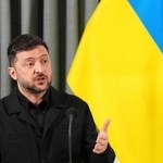 　１６日、オランダ・ハーグで記者会見するウクライナのゼレンスキー大統領（ＡＰ＝共同）