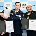 　岐阜県警可児署で高木晃署長（中央）から一日署長を委嘱された、お笑いコンビ「バンビーノ」の藤田ユウキさん（左）と石山タオルさん＝１７日午前