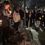 　死亡したマサチューセッツ工科大のラウレイロ教授の自宅前に集まった人たち＝１６日、米東部マサチューセッツ州ボストン近郊（ＡＰ＝共同）