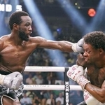 　ボクシングのウエルター級世界４団体王座統一戦で、エロール・スペンスにパンチを繰り出すテレンス・クロフォード（左）＝２０２３年７月、米ラスベガス（ゲッティ＝共同）