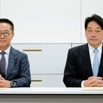 　会談に臨む国民民主党の古川税調会長（左）と自民党の小野寺税調会長＝１７日午前、国会